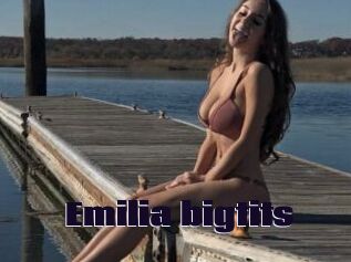 Emilia_bigtits